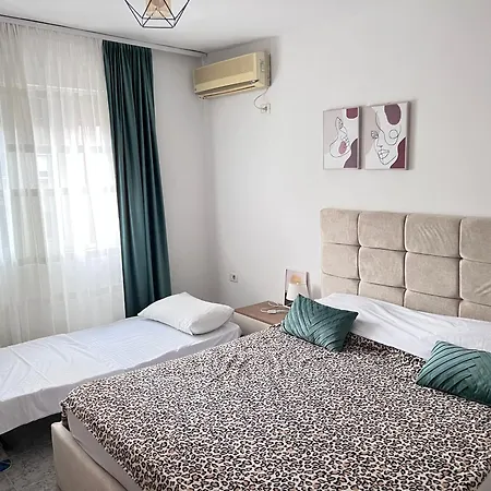 Διαμέρισμα In Sunny Located In Center 02 Τίρανα